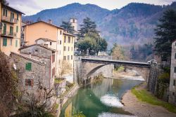 Il fiume Lamone attravera il centro di Marradi in Toscana