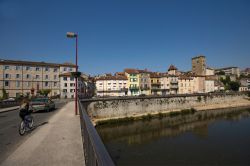 Il fiume Lot nella città di Cahors, Francia. Nasce dal Massiccio Centrale e sfocia nella Garonna.
