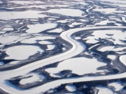 Il fiume Mackenzie River, in inverno, fotografato presso il suo delta nel mare di Beaufort in Canada