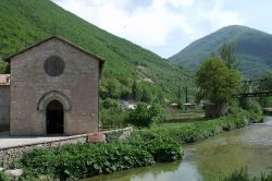 Il fiume Nera e la chiesa di San Lorenzo a Borgo Cerreto in Umbria - © LigaDue, CC BY 3.0, Wikipedia