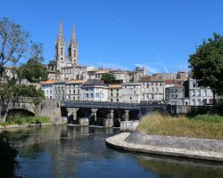 Il fiume Sevre Niortaise a Niort, siamo nel Marais Poitevin, la cosiddetta Venise Verte