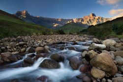 Il fiume Tugela River nel parco Royal Natal National Park nel Drakensberg in Sudafrica