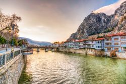 Il fiume Yesilirmak a Amasya visto al calar del sole, Turchia - © Nejdet Duzen / Shutterstock.com