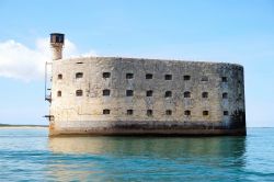 Il forte Boyard sulla costa francese, isola d'Oleron. Collocata fra l'ile d'Aix e quella d'Oleron nello stretto di Pertuis d'Antioche, questa costruzione fortificata è ...