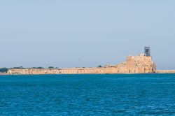 Il Forte dell'Isola di Sant'Andrea nel porto di Brindisi in Puglia - © Mi.Ti. / Shutterstock.com