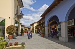 Il Franciacorta outlet village a Rodengo Saiano di Brescia in Lombardia - © trolvag, CC BY-SA 3.0, Wikipedia