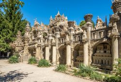 Il geniale Palazzo ideale di Hauterives in Francia - © milosk50 / Shutterstock.com