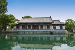 Il giardino botanico di Jinan, Cina. Durante la stagione della fioritura, questo centro botanico, impreziosito da laghetti e tipiche costruzioni cinesi, assume mille colorazioni differenti.



 ...