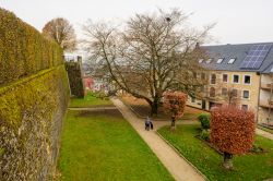 Il giardino della chiesa di San Donato a Arlon (Belgio) in autunno. Questo luogo di culto sorge nel centro della città, esattamente sulla collina utilizzata sin dall'antichità ...