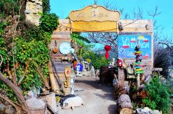 Il giardino della comunità hippy a Bussana Vecchia, Sanremo, Liguria. Il borgo ospita ancora oggi una delle ultime comunità hippy d'Europa - © maudanros / Shutterstock.com ...