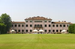 Il giardino di Villa d'Adda-Borromeo a Cassano provincia di Milano - © Claudio Giovanni Colombo / Shutterstock.com