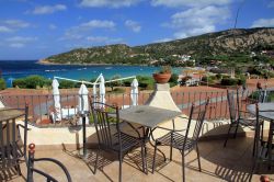 Il golfo di Baia Sardinia sulla Costa Smeralda della Sardegna