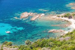 Il golfo e la spiaggia di Cupabia, una delle perle turistiche della costa ovest della Corsica, non lontano dalla località di Propriano - © Eugene Sergeev / Shutterstock.com
