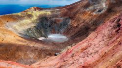 Il Gran Cratere a Vulcano (Eolie) un edificio vucanico ancora attivo e dai coloratissimi minerali