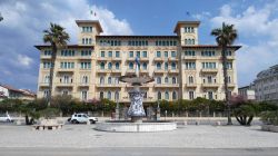 Il Grand Hotel Royal di Viareggio, Toscana. Dagli inizi del 1900 è il simbolo della villeggiatura e del business della città della Versilia. Sorge sul principale corso cittadino ...