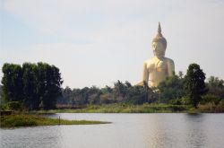 Il Grande Buddha di Ang Thong, Thailandia. E' la più grande immagine del Buddha seduto della Thailandia con i suoi 93 metri di altezza - © suronin / Shutterstock.com