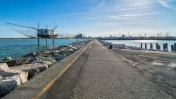 Il grande molo di Marina di Ravenna, unna bella passaggiata nel cuore dell'Adriatico - © Eddy Galeotti / Shutterstock.com