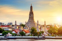 Il grande tempio di Wat Arun si trova nello Yai ...