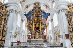 Il grandioso altare maggiore con l'Albero della Vita a Stift Stams, Austria. Realizzato in legno scolpito e dorato, rappresenta un albero dai cui rami spuntano 84 statue di santi © ...