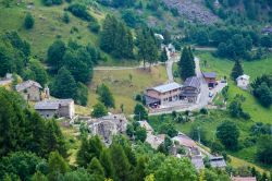 Il grazioso borgo di Castelmagno, Piemonte: il Comune deve il suo nome al latino castrum magnum per via della grande fortezza che un tempo dominava il territorio.

