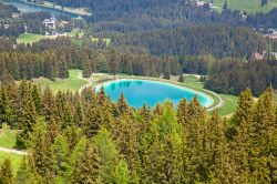 Il lago alpino di Heidsee a Lenzerheide, Svizzera. Questo bacino d'acqua circondato da foreste sorge ai piedi del Parpaner Rothorn.
