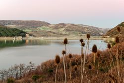 Il lago artificiale di Occhito al confine tra la Puglia e il Molise.