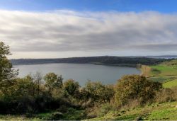 Il lago balneabile di Martignano, si trova ad est del Lago di Bracciano