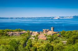 Il lago di Bolsena, Lazio, Italia. Quinto per dimensione fra quelli italiani, questo lago dell'Italia centrale è il più esteso bacino di origine vulcanica del nostro paese. ...