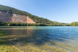 Il Lago di Caccamo nelle Marche, comune di Serrapetrona, provincia di Macerata
