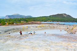 Il lago di fango solforoso vicino alla spiaggia di Ponente a Vulcano, Eolie - © eFesenko / Shutterstock.com