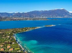 Il Lago di Garda fotografato dalla Rocca di Manerba, visibili l'isola dei conigli, Isola del garda e Isola Borghese