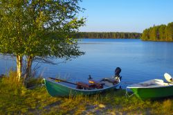 Il lago di Kuusamo, Finlandia, con due barche sulla sponda. Siamo nella Lapponia finlandese a pochi chilometri dal confine con la Russia.
