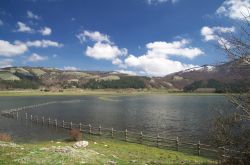 Il lago di Laceno, provincia di Avellino, Campania. Questo bacino è incastonato in un luogo di straordinaria bellezza fra boschi, ruscelli e imponenti catene montuose.
