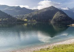Il piccolo ma grazioso lago di Ledro in Trentino