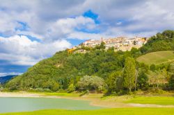 Il Lago di Mercatale ed il borgo di Sassocorvaro nelle Marche