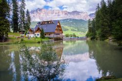 Il lago di Sompunt vicino a Badia in Alto Adige