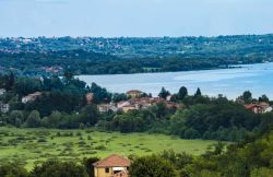 Il lago di Varese visto dalla frazione di Fignano, nelle vicinanze di Gavirate, Lombardia. Situato ai piedi delle Prealpi Varesine, questo lago ha una profondità media di 11 metri e massima ...