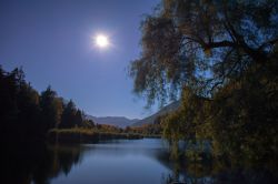 Il Lago di Varna fotografato in una notte di Luna Piena - © Emanuele Longo / Shutterstock.com