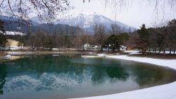 Il lago di Weisslahn si trova vicino a Terfen in Tirolo, Austria occidentale.