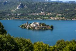 Il lago d'Orta fotografato dalla sponda di Miasino. al centro l'isola di San Giulio. Siamo in Piemonte