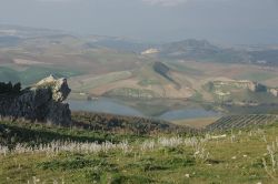 Il Lago Garcia da Rocca di Entella in Sicilia, Valle del Belice - © Davide Mauro, CC BY-SA 4.0, Wikipedia