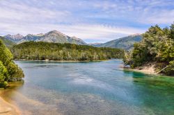 Il Lago Menendez nell'Alerces National Park, Patagonia, Argentina. Di origine glaciale, occupa una superficie di circa 5570 ettari in una valle caratterizzata da una forma a Y.
