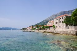 Il litorale del borgo marinaro di Orebic, Croazia. Il centro è situato a 64 km da Ston, una vecchia cittadella dalle mura rinforzate.
