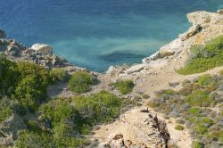 Il litorale della piccola isola di Telendos (Grecia) dall'alto: mare blu e vegetazione rigogliosa per questo paesaggio naturale.

