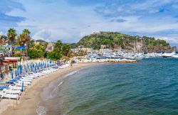 Il litorale e la spiaggia cittdina di Lacco Ameno ad Ischia