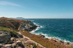 Il litorale roccioso a Punta Spano, nei pressi di Lumio, lambito dalle acque del Mediterraneo (Corsica).

