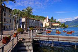 Il lungolago di Riva di Solto in Lombardia, riva del Lago d'Iseo