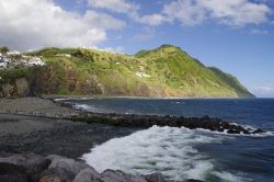 Il lungomare del villaggio di Povoacao a Sao Miguel, Azzorre - © 136939556 / Shutterstock.com