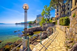 Il lungomare di Opatija (Abbazia), famosa località di villeggiatura della Croazia, nel Golfo del Quarnero.