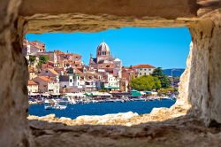 Il lungomare di Sibenik (Croazia) visto da una finestrella nella pietra di un edificio.
